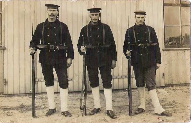 Tenue en bewapening van de mariniers in 1914 (hier op Schiermonnikoog).